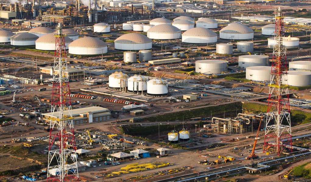 Construção do sistema de tochas da Refinaria Abreu e Lima. Rnest (Foto: Paulo Emílio) Construção do sistema de tochas da Refinaria Abreu e Lima. Rnest