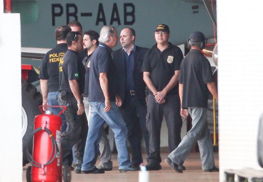 BRASÍLIA, DF, 16.11.2013: DESEMBARQUE/CONDENADOS/MENSALÃO/DF - Condenados do mensalão, José Genoino, José Dirceu e mineiros, desembarcam no hangar da PF em Brasilia. (Foto: Pedro Ladeira/Folhapress) (Foto: Gisele Federicce) BRASÍLIA, DF, 16.11.2013: DESEMBARQUE/CONDENADOS/MENSALÃO/DF - Condenados do mensalão, José Genoino, José Dirceu e mineiros, desembarcam no hangar da PF em Brasilia. (Foto: Pedro Ladeira/Folhapress)
