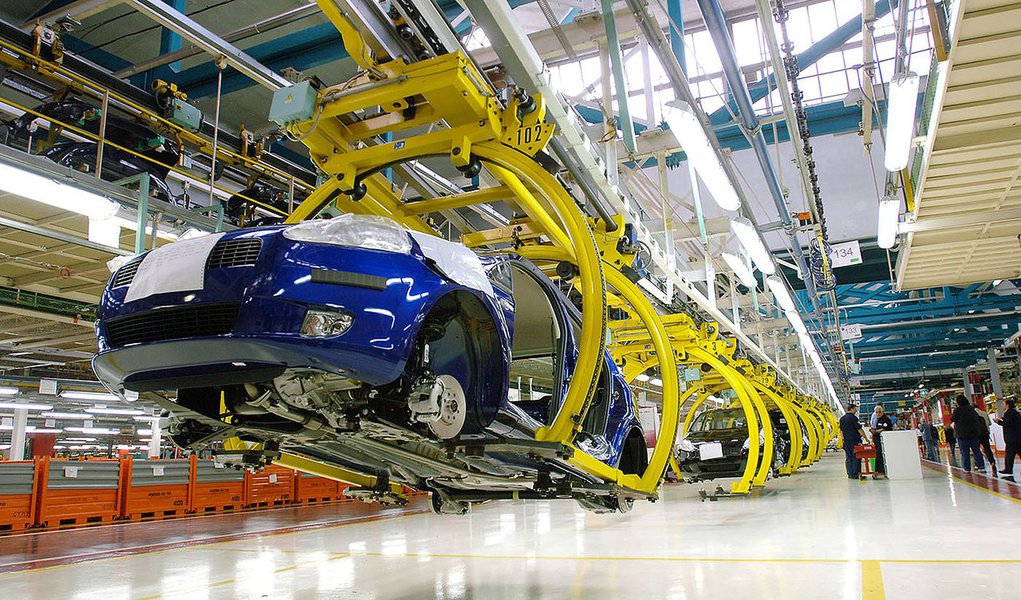 © Giorgio Perottino / LaPresseTorino, 26-05-2006Economia, varieLa prima Grande Punto esce dalla linea di Mirafiori di Torino.Nella foto: gli operai della linea. (Foto: Giuliana Miranda) © Giorgio Perottino / LaPresseTorino, 26-05-2006Economia, varieLa prima Grande Punto esce dalla linea di Mirafiori di Torino.Nella foto: gli operai della linea.