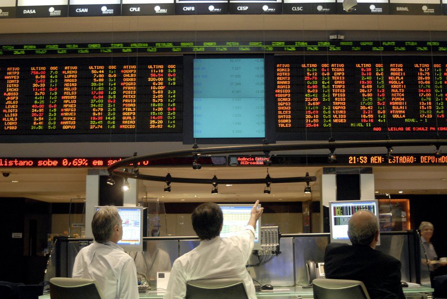 Movimentacao na Bovespa.Dola fecha o dia em queda nesta quinta-feira na casa dos R$1.81.Sao Paulo/SP, Brasil. 06/10/2011. Foto: Anderson Barbosa / Fotoarena (Foto: Leonardo Attuch) Movimentacao na Bovespa.Dola fecha o dia em queda nesta quinta-feira na casa dos R$1.81.Sao Paulo/SP, Brasil. 06/10/2011. Foto: Anderson Barbosa / Fotoarena
