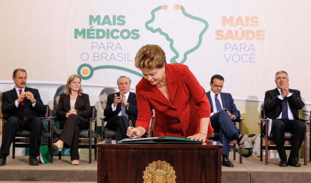 Até prefeituras da oposição aderem ao Mais Médicos (Foto: Roberto Stuckert Filho) Até prefeituras da oposição aderem ao Mais Médicos
