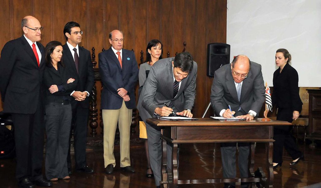 Alckmin e Haddad fazem paz em meio à guerra PT-PSDB (Foto: Luciano Bergamaschi/Futura Press) Alckmin e Haddad fazem paz em meio à guerra PT-PSDB