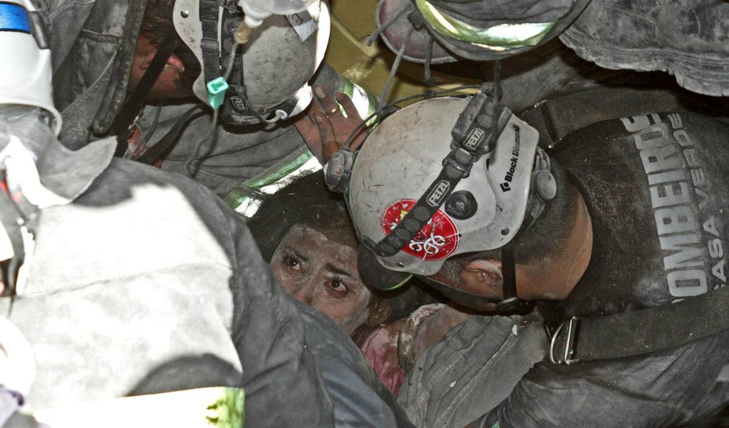 SÃO PAULO, SP - 19.08.2013: EXPLOSÃO/VILA BRASILÂNDIA - Bombeiros resgatam mulher de imóvel que desabou após um vazamento de gás - Uma explosão fez com que uma casa no bairro Vila Brasilândia, na zona norte de São Paulo, desabasse na manhã desta segunda-f (Foto: Gisele Federicce) SÃO PAULO, SP - 19.08.2013: EXPLOSÃO/VILA BRASILÂNDIA - Bombeiros resgatam mulher de imóvel que desabou após um vazamento de gás - Uma explosão fez com que uma casa no bairro Vila Brasilândia, na zona norte de São Paulo, desabasse na manhã desta segunda-f