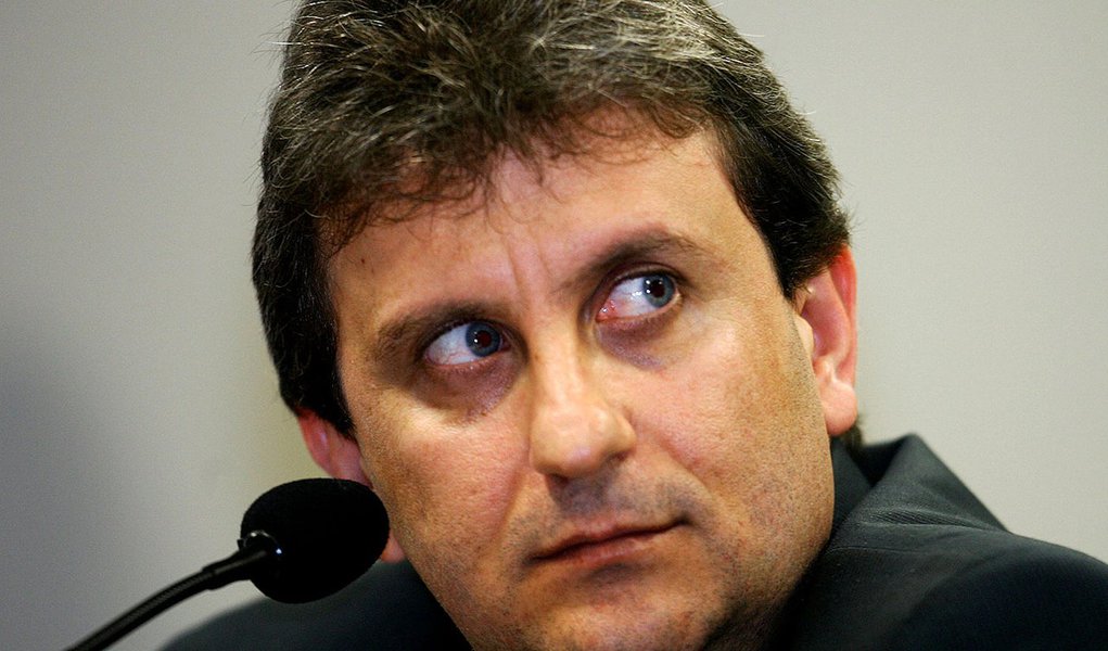 Brasil, Brasília, DF. 18/10/2005. O doleiro Alberto Youssef, operador do mercado financeiro que teria ligações com a corretora Bonus-Banval, depõe na sub-relatoria de Movimentação Financeira da Comissão Parlamentar Mista de Inquérito (CPMI) dos Correios, (Foto: Gisele Federicce) Brasil, Brasília, DF. 18/10/2005. O doleiro Alberto Youssef, operador do mercado financeiro que teria ligações com a corretora Bonus-Banval, depõe na sub-relatoria de Movimentação Financeira da Comissão Parlamentar Mista de Inquérito (CPMI) dos Correios,