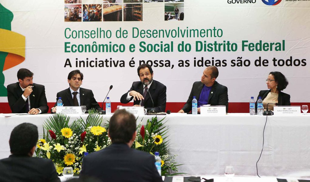 Brasilia 14/08/2013 - Gov Agnelo Queiroz durante Reunião do Pleno Extraordinário do Conselho de Desenvolvimento Econômico e Social do DF – CDES/DF, a convite do secretário de Governador Gustavo Ponce de Leon.Local: Auditório da CNTC - - 902 Sul conjunto (Foto: Leonardo Lucena) Brasilia 14/08/2013 - Gov Agnelo Queiroz durante Reunião do Pleno Extraordinário do Conselho de Desenvolvimento Econômico e Social do DF – CDES/DF, a convite do secretário de Governador Gustavo Ponce de Leon.Local: Auditório da CNTC - - 902 Sul conjunto