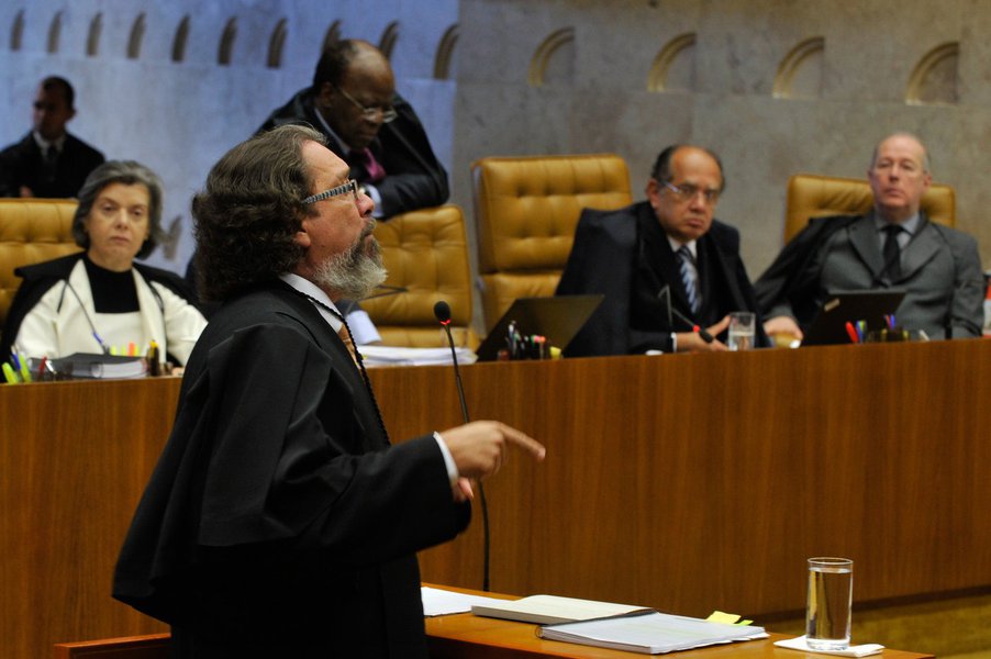 Bras�lia - O advogado Antonio Carlos de Almeida Castro, o Kakay, defensor de Zilmar Fernandes, s�cia do publicit�rio Duda Mendon�a. ocupa a tribuna no julgamento do processo do mensal�o no Supremo Tribunal Federal. Kakay disse que o processo do mensal�o (Foto: Leonardo Attuch) Bras�lia - O advogado Antonio Carlos de Almeida Castro, o Kakay, defensor de Zilmar Fernandes, s�cia do publicit�rio Duda Mendon�a. ocupa a tribuna no julgamento do processo do mensal�o no Supremo Tribunal Federal. Kakay disse que o processo do mensal�o