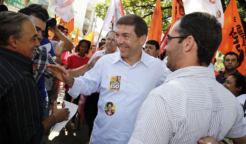 PASSOS (MG) 24/09/2014 JOSUÉ ALENCAR / ELEIÇÕES 2014 / MINAS GERAIS O candidato ao Senado pela coligação Minas Pra Você, Josué Alencar (PMDB), durante campanha ontem em Passos, no sul de Minas Gerais
Paulo Liebert / Fotos Públicas (Foto: Gisele Federicce) PASSOS (MG) 24/09/2014 JOSUÉ ALENCAR / ELEIÇÕES 2014 / MINAS GERAIS O candidato ao Senado pela coligação Minas Pra Você, Josué Alencar (PMDB), durante campanha ontem em Passos, no sul de Minas Gerais
Paulo Liebert / Fotos Públicas