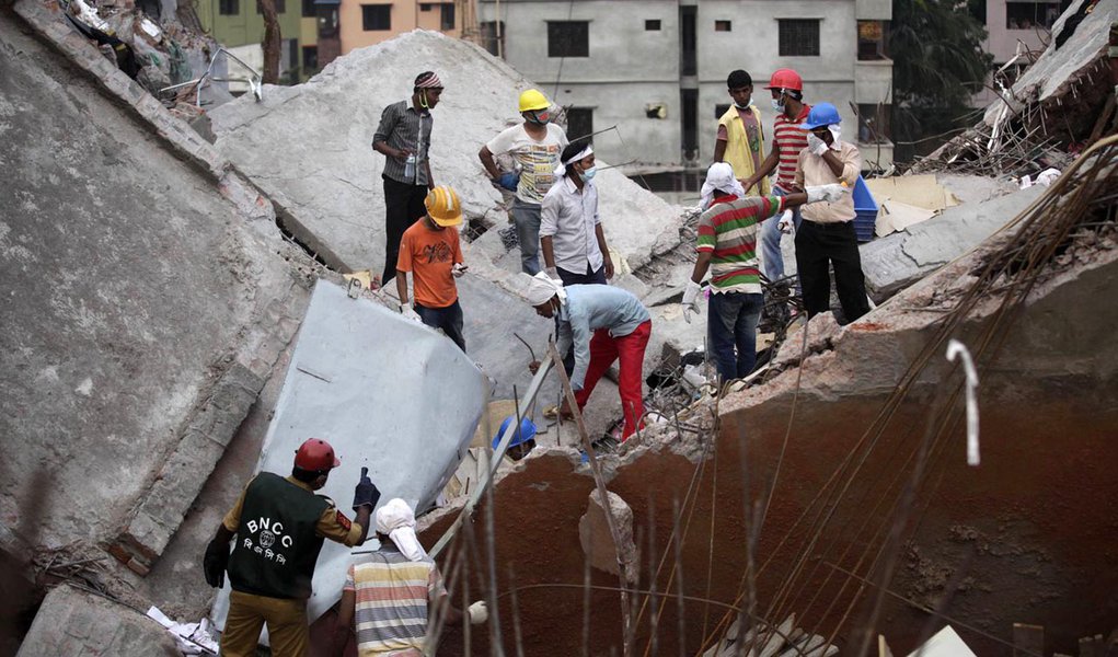 Desabamento: Mortos em Bangladesh passam de 400 (Foto: ANDREW BIRAJ) Desabamento: Mortos em Bangladesh passam de 400