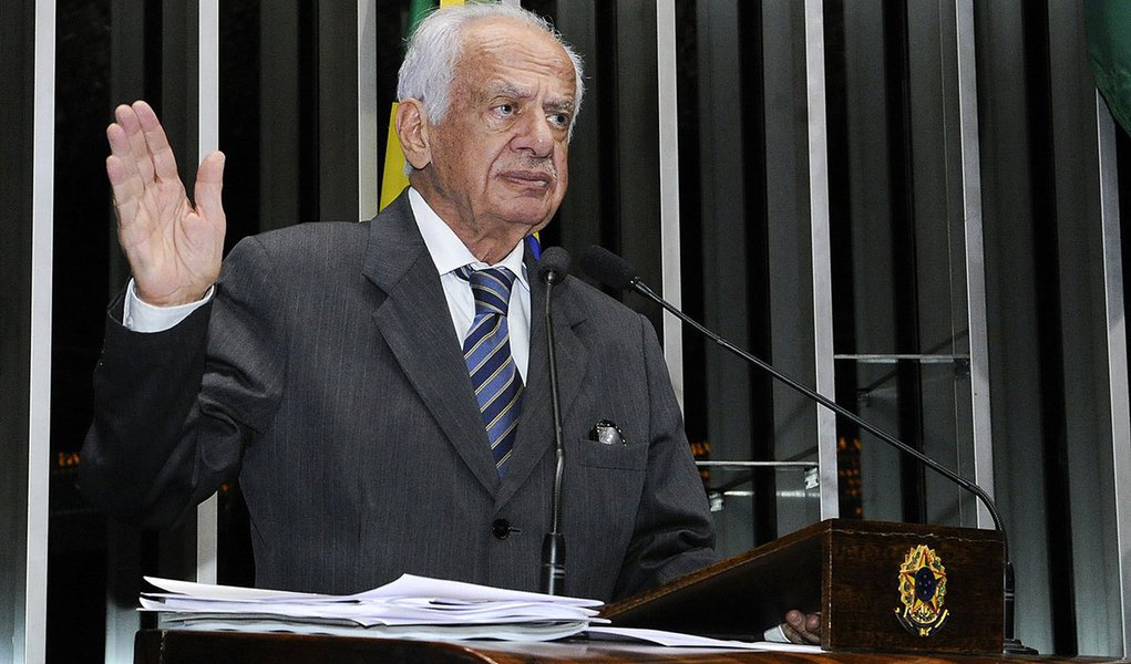 Senador Pedro Simon (PMDB-RS) diz estar confiante numa decisão do Supremo Tribunal Federal favorável ao pedido da oposição para que a CPI da Petrobras apure somente denúncias contra a estatal (Foto: Roberta Namour) Senador Pedro Simon (PMDB-RS) diz estar confiante numa decisão do Supremo Tribunal Federal favorável ao pedido da oposição para que a CPI da Petrobras apure somente denúncias contra a estatal