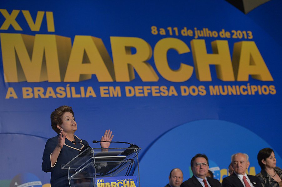 Dilma anuncia repasse de R$3 bi aos municípios (Foto: Wilson Dias/ABr) Dilma anuncia repasse de R$3 bi aos municípios