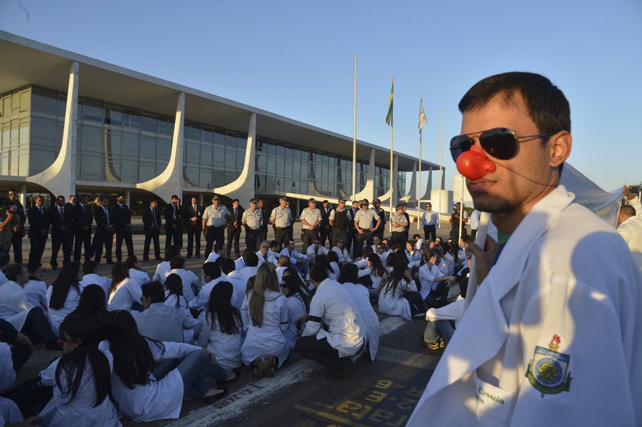 Após ausências e dificuldades, Mais Médicos aumenta prazo para inscrição de estrangeiros (Foto: Valter Campanato/ABr) Após ausências e dificuldades, Mais Médicos aumenta prazo para inscrição de estrangeiros