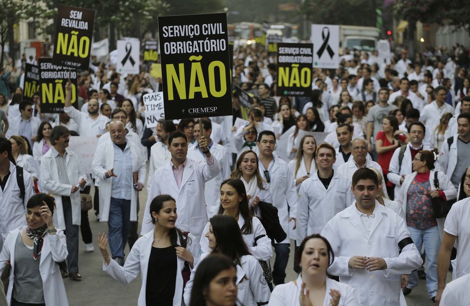 Protesto contra 'Mais Médicos' fecha Av. Paulista (Foto: (8) Nelson Antoine) Protesto contra 'Mais Médicos' fecha Av. Paulista
