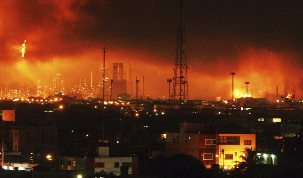 Sobe para 26 o número de mortos na refinaria venezuelana (Foto: REUTERS/Carlos Velasco) Sobe para 26 o número de mortos na refinaria venezuelana