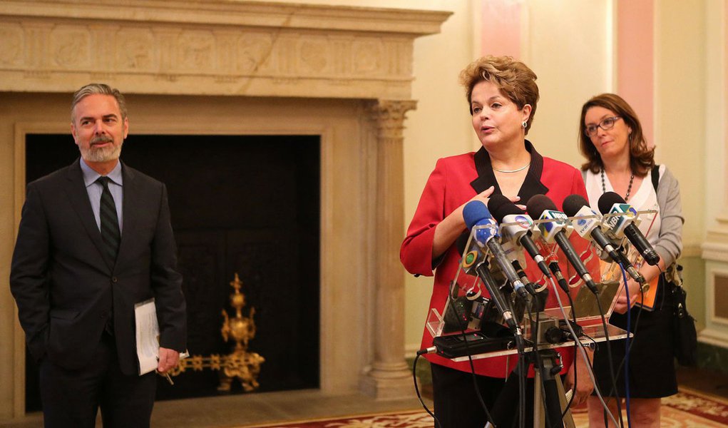 De Londres, Dilma encara montadoras e ameaça GM (Foto: Sergio Moraes/Reuters) De Londres, Dilma encara montadoras e ameaça GM