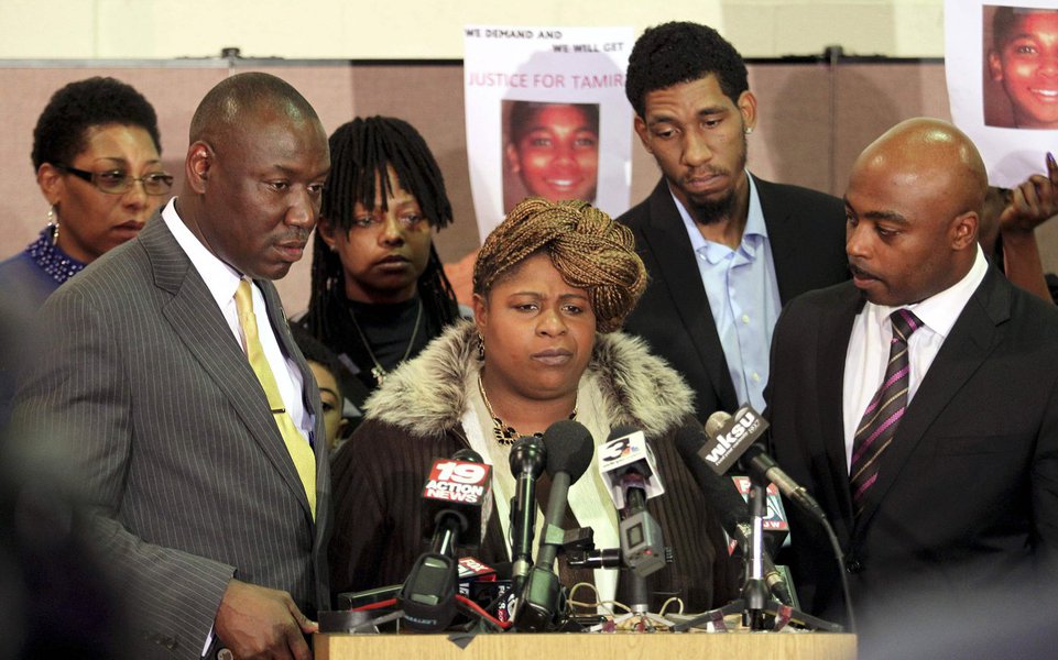 Samaria Rice (centro), mãe de Tamir Rice, a criança que foi morta por um policial, fala à imprensa em Cleveland, Ohio, nesta semana. 08/12/2014 REUTERS/Aaron Josefczyk (Foto: Gisele Federicce) Samaria Rice (centro), mãe de Tamir Rice, a criança que foi morta por um policial, fala à imprensa em Cleveland, Ohio, nesta semana. 08/12/2014 REUTERS/Aaron Josefczyk