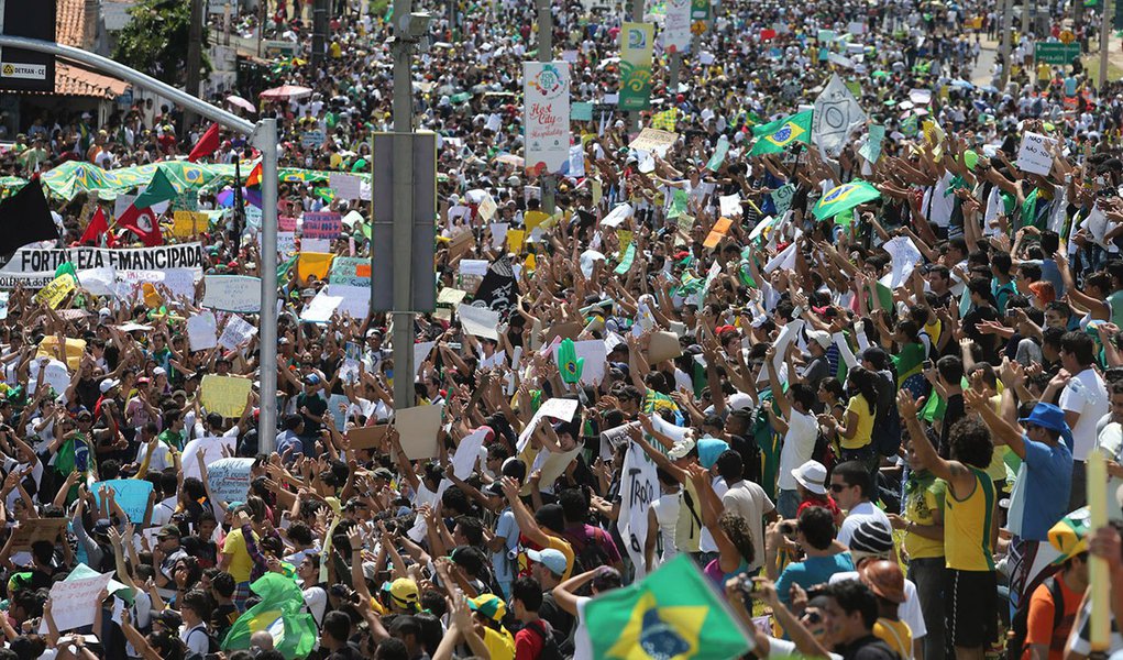 Manifestações nas ruas são aprovadas por 89% (Foto: NILTON FUKUDA) Manifestações nas ruas são aprovadas por 89%