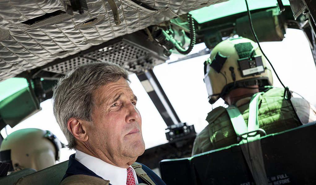 Secretário de Estado, John Kerry, circula de helicóptero em Bagdá. 10/09/2014. REUTERS/Brendan Smialowski/Pool (Foto: Gisele Federicce) Secretário de Estado, John Kerry, circula de helicóptero em Bagdá. 10/09/2014. REUTERS/Brendan Smialowski/Pool