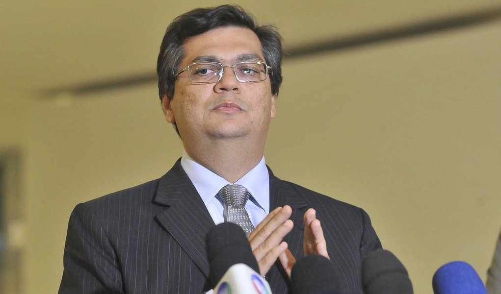 Brasília - O presidente da Embratur, Flávio Dino, fala com a imprensa após encontro com a ministra-chefe da Casa Civil, Gleisi Hoffmann, e com o ministro da Justiça, Jozé Eduardo Cardozo (Foto: Leonardo Lucena) Brasília - O presidente da Embratur, Flávio Dino, fala com a imprensa após encontro com a ministra-chefe da Casa Civil, Gleisi Hoffmann, e com o ministro da Justiça, Jozé Eduardo Cardozo