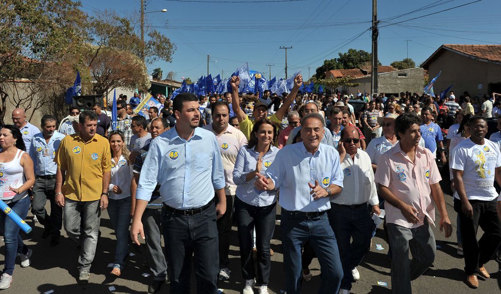 Jardel promove caminhada no Jardim Paraíso (Foto: SERGIO R.S.ROCHA) Jardel promove caminhada no Jardim Paraíso