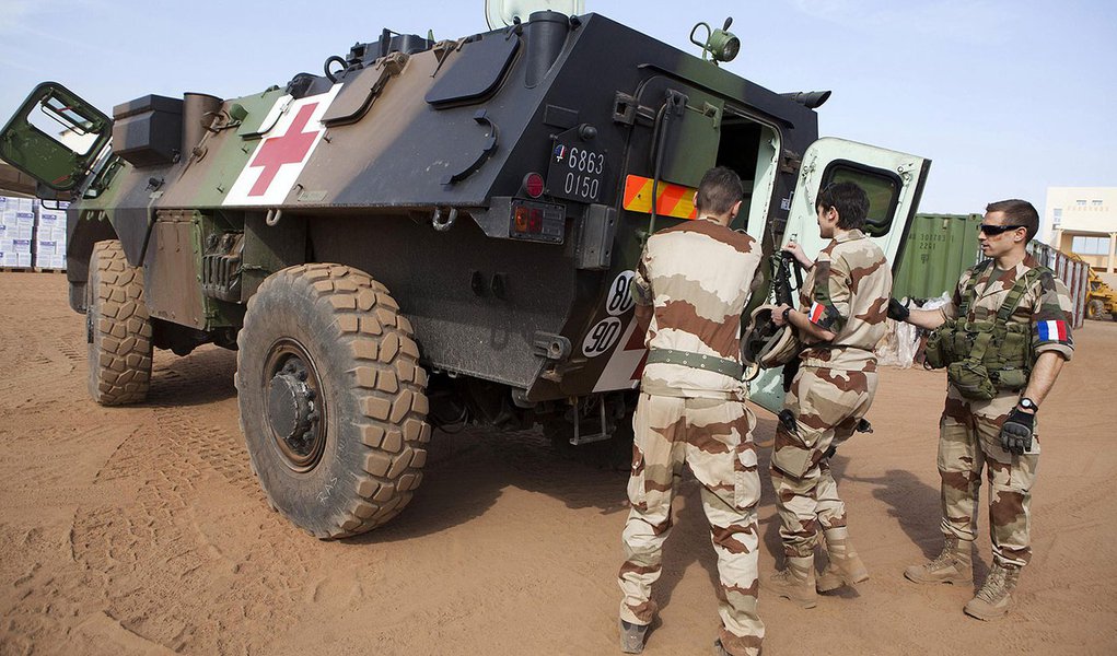 Forças francesas retomam região estratégica no Mali (Foto: STRINGER) Forças francesas retomam região estratégica no Mali