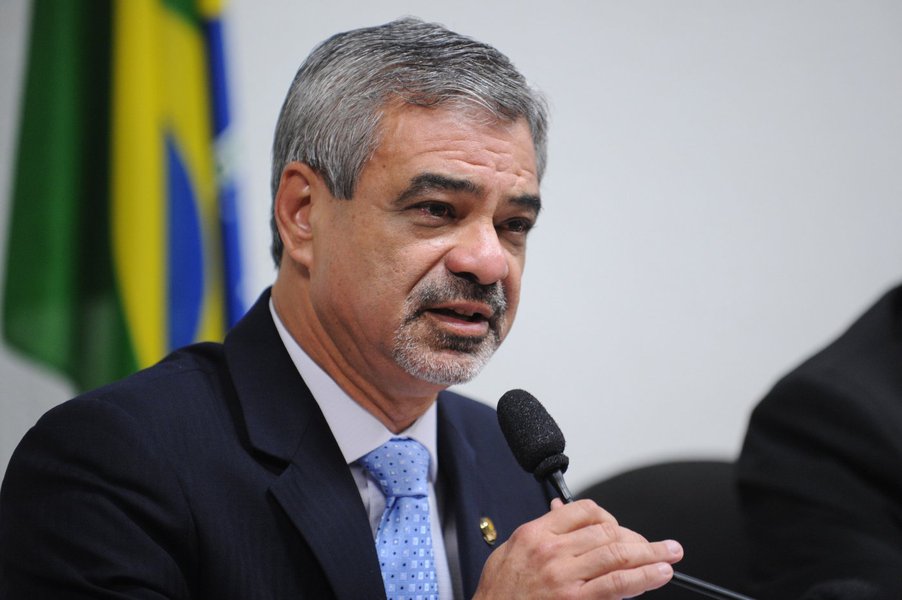 Bras�lia - O relator do Conselho de �tica e Decoro Parlamentar do Senado, Humberto Costa (PT-PE), e o presidente do �rg�o, Antonio Carlos Valadares (PSB-SE), analisam os documentos relativos ao processo do senador Dem�stenes Torres (sem partido - GO). (Foto: Leonardo Lucena) Bras�lia - O relator do Conselho de �tica e Decoro Parlamentar do Senado, Humberto Costa (PT-PE), e o presidente do �rg�o, Antonio Carlos Valadares (PSB-SE), analisam os documentos relativos ao processo do senador Dem�stenes Torres (sem partido - GO).