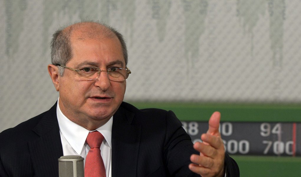 Brasilia - O ministro das Comunicações, Paulo Bernardo, é o convidado do programa Bom Dia Ministro. Ele vai falar sobre medidas para preservar o sigilo das comunicações pela internet, segunda etapa do programa Cidades Digitais e crescimento da internet mó (Foto: Leonardo Lucena) Brasilia - O ministro das Comunicações, Paulo Bernardo, é o convidado do programa Bom Dia Ministro. Ele vai falar sobre medidas para preservar o sigilo das comunicações pela internet, segunda etapa do programa Cidades Digitais e crescimento da internet mó