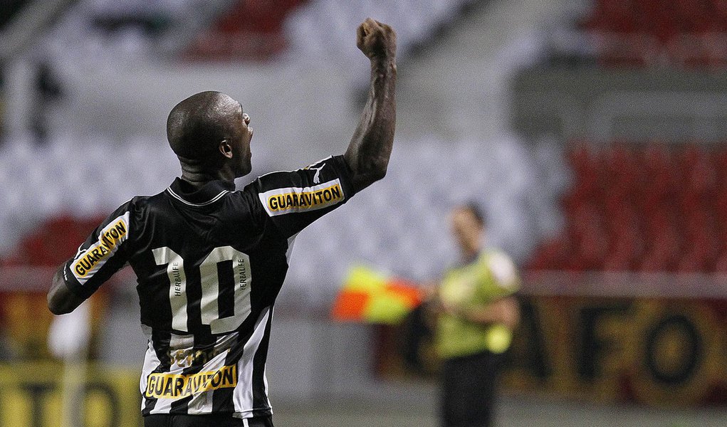 Seedorf vai tomando conta do meio campo do Botafogo (Foto: Wagner Meier/AGIF) Seedorf vai tomando conta do meio campo do Botafogo