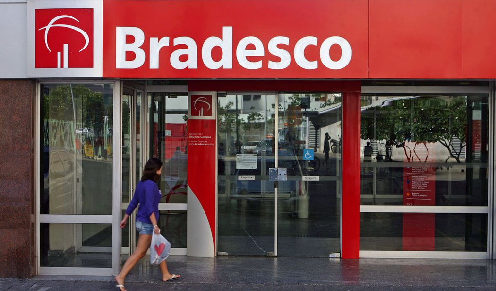 Bradesco vê menos calotes e expande oferta de crédito (Foto: Arquivo/247) Bradesco vê menos calotes e expande oferta de crédito