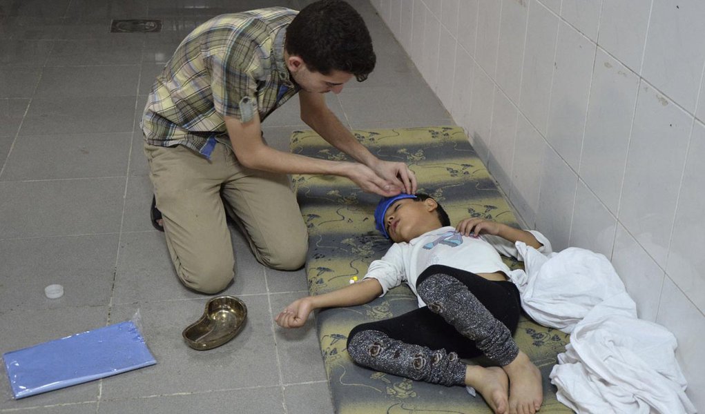 A boy, affected by what activists say was a gas attack, is treated at a medical center in the Damascus suburbs of Saqba, August 21, 2013. Syria's opposition accused government forces of gassing hundreds of people on Wednesday by firing rockets that releas (Foto: Leonardo Attuch) A boy, affected by what activists say was a gas attack, is treated at a medical center in the Damascus suburbs of Saqba, August 21, 2013. Syria's opposition accused government forces of gassing hundreds of people on Wednesday by firing rockets that releas