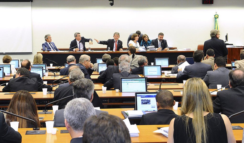Sala de comissões do Senado durante reunião da Comissão Mista de Planos, Orçamentos Públicos e Fiscalização (CMO).
CMO retoma a discussão do projeto que desobriga o governo a realizar superávit primário em 2014 (PLN 36/2014). O relatório é do senador R (Foto: Leonardo Araújo) Sala de comissões do Senado durante reunião da Comissão Mista de Planos, Orçamentos Públicos e Fiscalização (CMO).
CMO retoma a discussão do projeto que desobriga o governo a realizar superávit primário em 2014 (PLN 36/2014). O relatório é do senador R