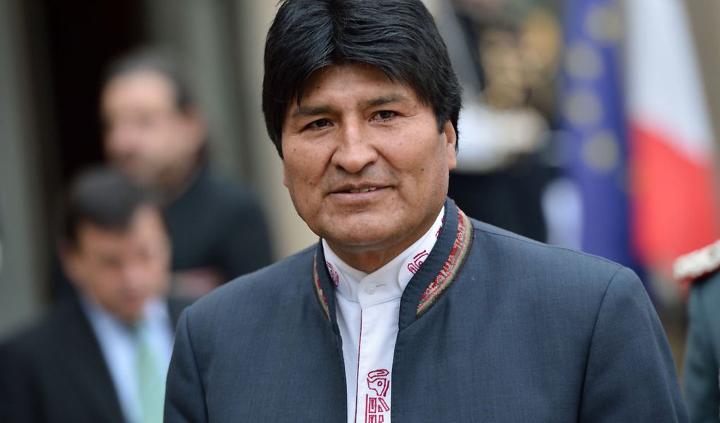 Bolivian President Evo Morales speaks to journalists on March 13, 2013 in the courtyard of the Elysee presidential palace in Paris after a meeting with his French counterpart in Paris during his two-day visit to France.
AFP PHOTO / BERTRAND L (Foto: Romulo Faro) Bolivian President Evo Morales speaks to journalists on March 13, 2013 in the courtyard of the Elysee presidential palace in Paris after a meeting with his French counterpart in Paris during his two-day visit to France.
AFP PHOTO / BERTRAND L