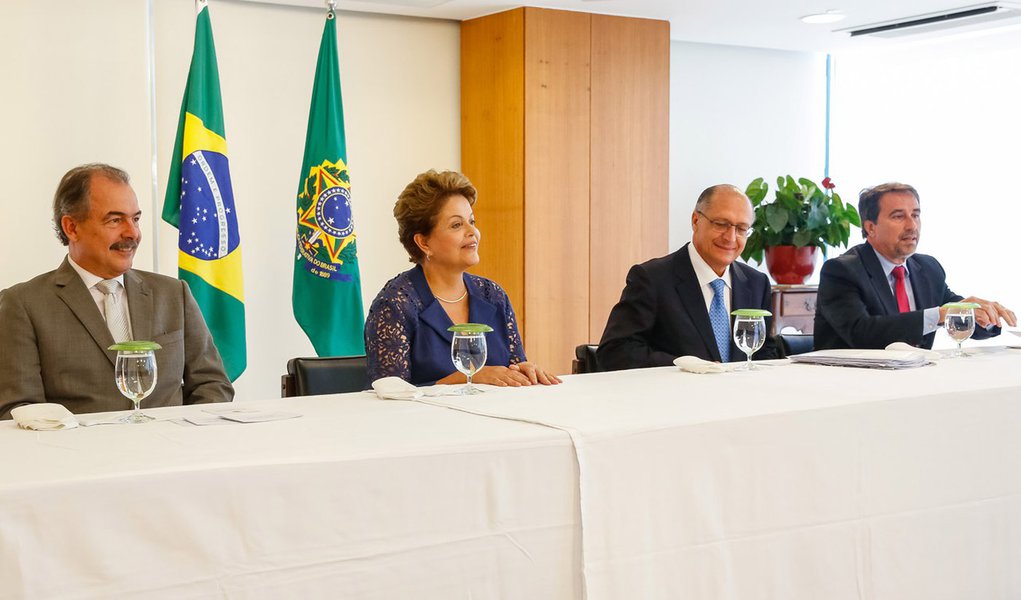 Brasília - DF, 04/12/2014. Presidenta Dilma Rousseff durante cerimônia de assinatura de contratos de infraestrutura urbana com o Governo de São Paulo no Palácio do Planalto. Foto: Roberto Stuckert Filho/PR (Foto: Gisele Federicce) www.brasil247.com - Brasília - DF, 04/12/2014. Presidenta Dilma Rousseff durante cerimônia de assinatura de contratos de infraestrutura urbana com o Governo de São Paulo no Palácio do Planalto. Foto: Roberto Stuckert Filho/PR