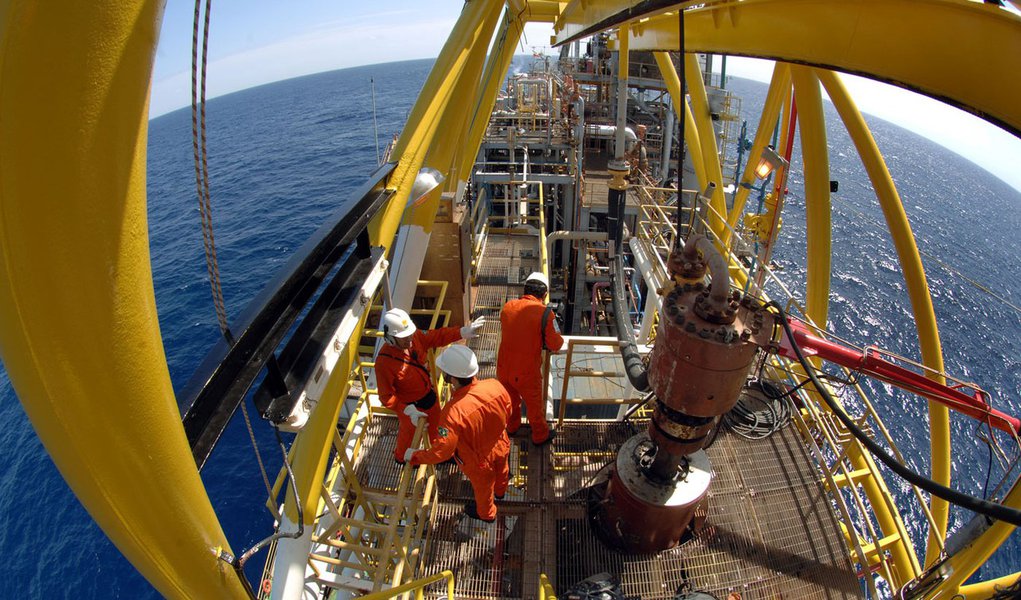 Pré-sal: produção ultrapassa 400 mil barris por dia (Foto: Agência Petrobras) Pré-sal: produção ultrapassa 400 mil barris por dia