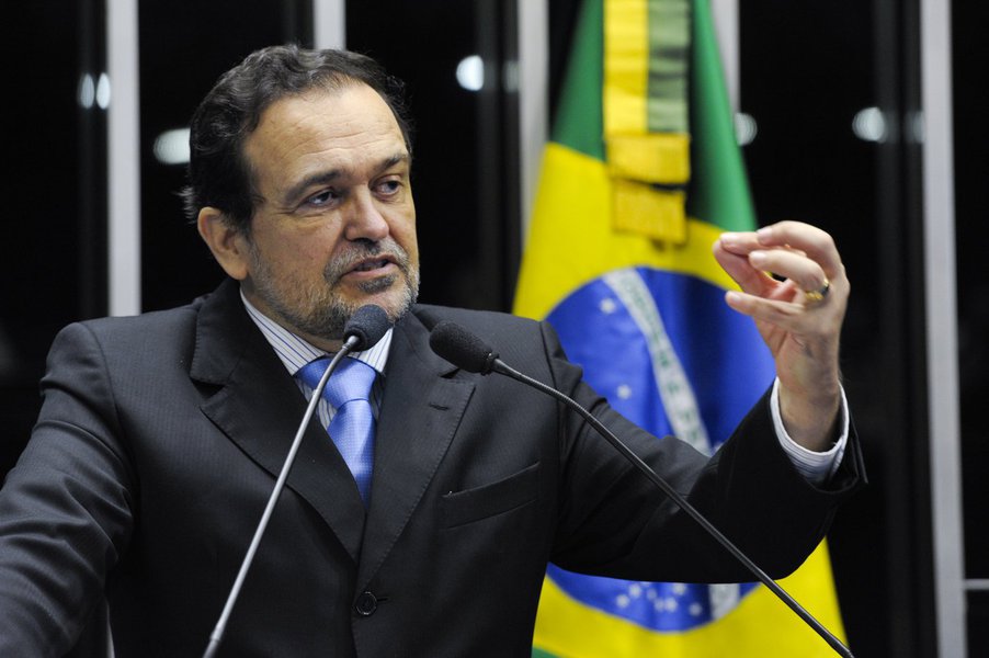 O Congresso Nacional realiza sess�o solene para comemorar o centen�rio de nascimento do escritor Jorge Amado.
Em discurso na tribuna do plen�rio do Senado Federal, senador Walter Pinheiro (PT-BA). (Foto: Romulo Faro) O Congresso Nacional realiza sess�o solene para comemorar o centen�rio de nascimento do escritor Jorge Amado.
Em discurso na tribuna do plen�rio do Senado Federal, senador Walter Pinheiro (PT-BA).