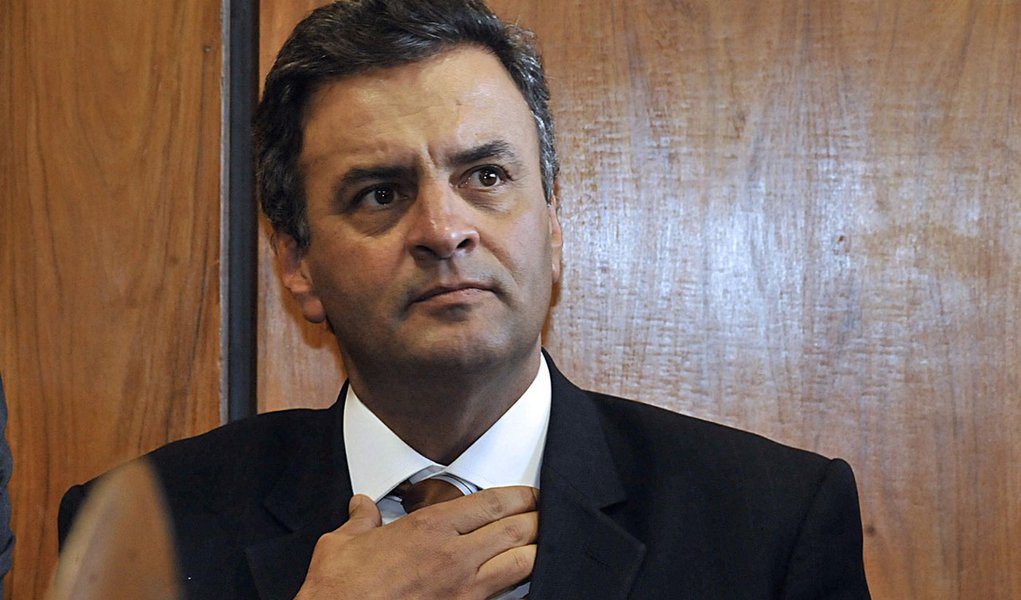 Na folia, Aécio critica infraestrutura para a Copa (Foto: JOSE CRUZ/Agência Brasil) Na folia, Aécio critica infraestrutura para a Copa