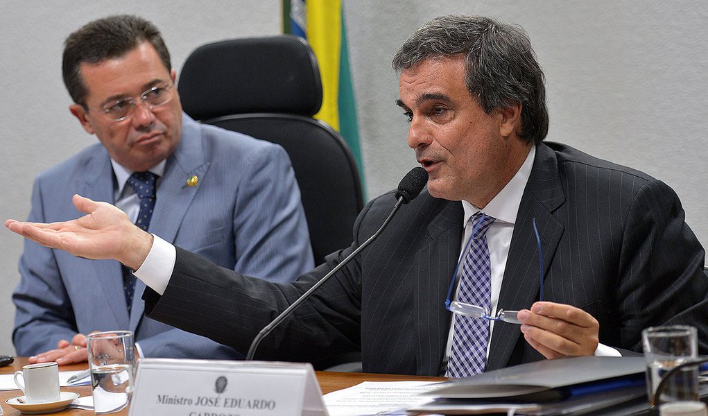 A Comissão de Constituição e Justiça (CCJ) do Senado ouve, o ministro da Justiça, José Eduardo Cardozo.Ele foi convidado a explicar procedimentos adotados na investigação da Polícia Federal sobre denúncia de formação de cartel e pagamento de propina em li (Foto: Leonardo Araújo) A Comissão de Constituição e Justiça (CCJ) do Senado ouve, o ministro da Justiça, José Eduardo Cardozo.Ele foi convidado a explicar procedimentos adotados na investigação da Polícia Federal sobre denúncia de formação de cartel e pagamento de propina em li