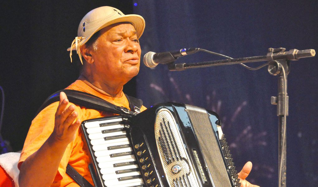 Dominguinhos apresenta melhoras e deixa sedação Dominguinhos apresenta melhoras e deixa sedação
