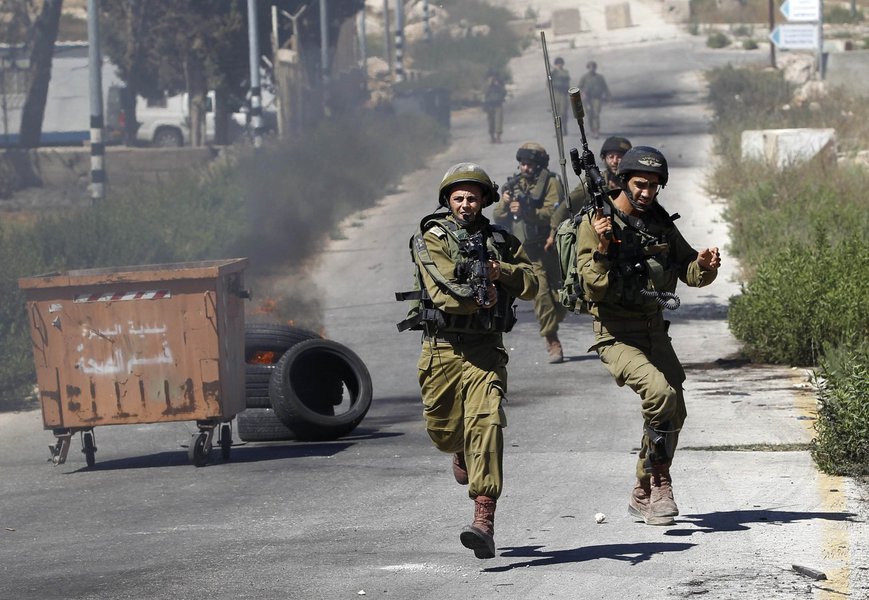 Soldados israelenses correm durante confrontos com manifestantes palestinos, perto de Ramallah, que protestavam contra a ofensiva de Israel em Gaza. 25/7/2014. REUTERS/Mohamad Torokman (Foto: Davis Sena Filho) Soldados israelenses correm durante confrontos com manifestantes palestinos, perto de Ramallah, que protestavam contra a ofensiva de Israel em Gaza. 25/7/2014. REUTERS/Mohamad Torokman