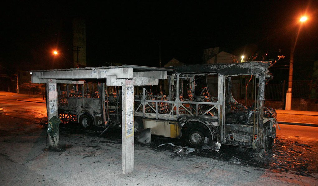 Mais um ônibus é incendiado em São Paulo (Foto: Mário Angelo/Folhapress) Mais um ônibus é incendiado em São Paulo