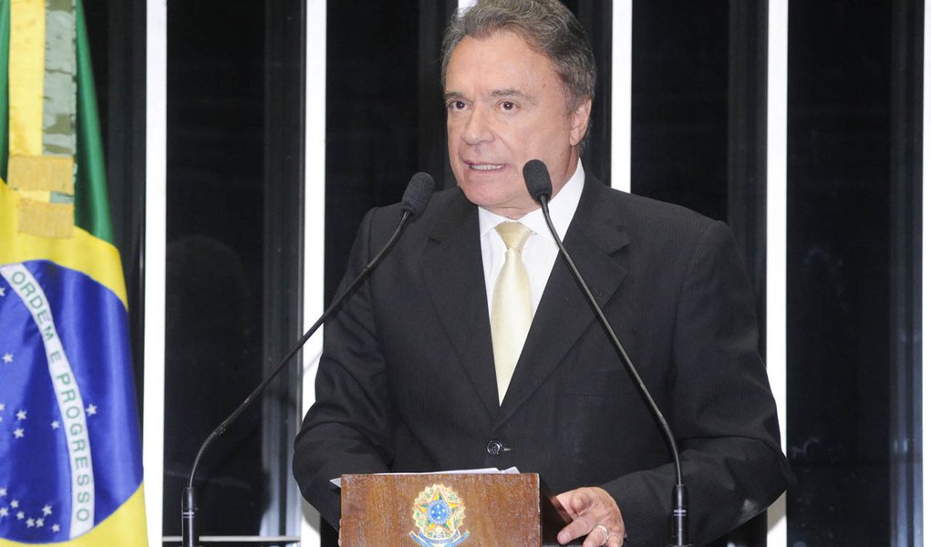 Em discurso na tribuna do Senado, senador Alvaro Dias (PSDB-PR) (Foto: Leonardo Lucena) Em discurso na tribuna do Senado, senador Alvaro Dias (PSDB-PR)