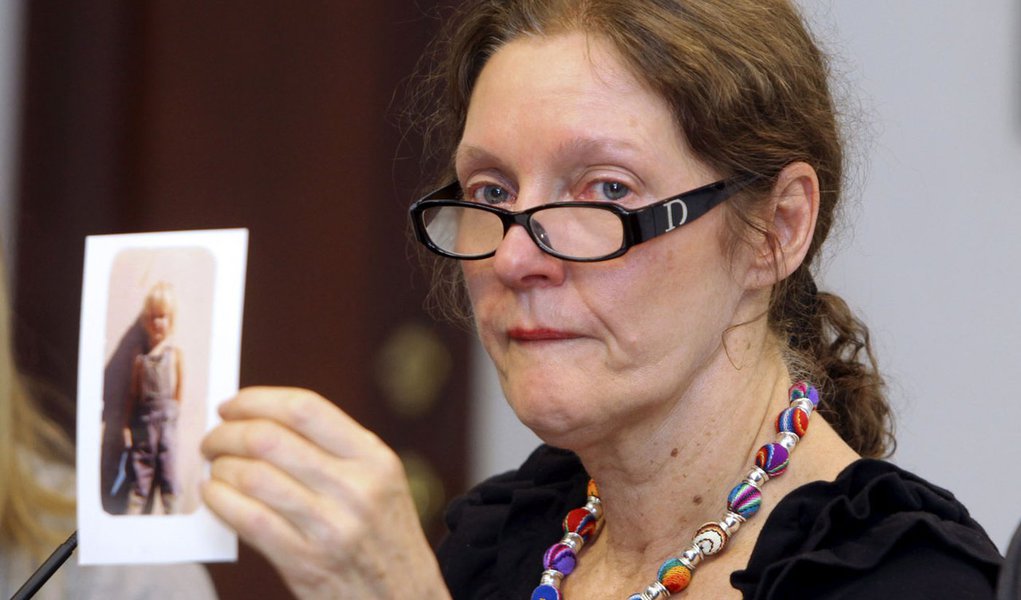 Até a mãe implora pelo asilo de Assange (Foto: Gary Granja/REUTERS) Até a mãe implora pelo asilo de Assange