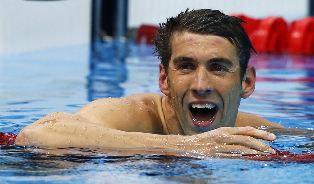 Phelps leva ouro no Twitter e no Facebook (Foto: REUTERS/Michael Dalder) Phelps leva ouro no Twitter e no Facebook