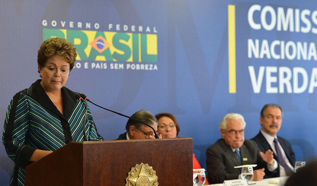 Comissão Nacional da Verdade (CNV) entrega o relatório final dos trabalhos à presidenta Dilma Rousseff (Antonio Cruz/Agência Brasil)
- Assuntos: Comissão da Verdade, Dilma, Justiça, relatório (Foto: Aline Lima) Comissão Nacional da Verdade (CNV) entrega o relatório final dos trabalhos à presidenta Dilma Rousseff (Antonio Cruz/Agência Brasil)
- Assuntos: Comissão da Verdade, Dilma, Justiça, relatório