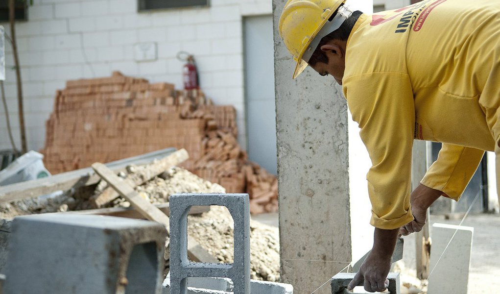 Construção civil fecha 441 mil vagas em 12 meses (Foto: Agência Brasil) Construção civil fecha 441 mil vagas em 12 meses