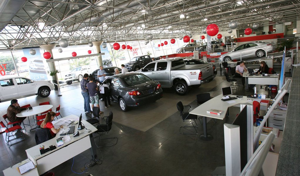 RIBEIRAO PRETO - SP, BRASIL, 02 JUNHO 2010. Clientes na loja da Toyta de Ribeirao Preto apesar de queda na venda a loja teve boas vendas no mes. ( Foto: Silva Junior/ Folha press folha ribeirao ) (Foto: Gisele Federicce) RIBEIRAO PRETO - SP, BRASIL, 02 JUNHO 2010. Clientes na loja da Toyta de Ribeirao Preto apesar de queda na venda a loja teve boas vendas no mes. ( Foto: Silva Junior/ Folha press folha ribeirao )