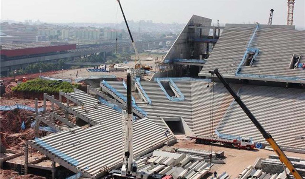 Superguindaste é montado na Arena Corinthians (Foto: Odebrecht) Superguindaste é montado na Arena Corinthians