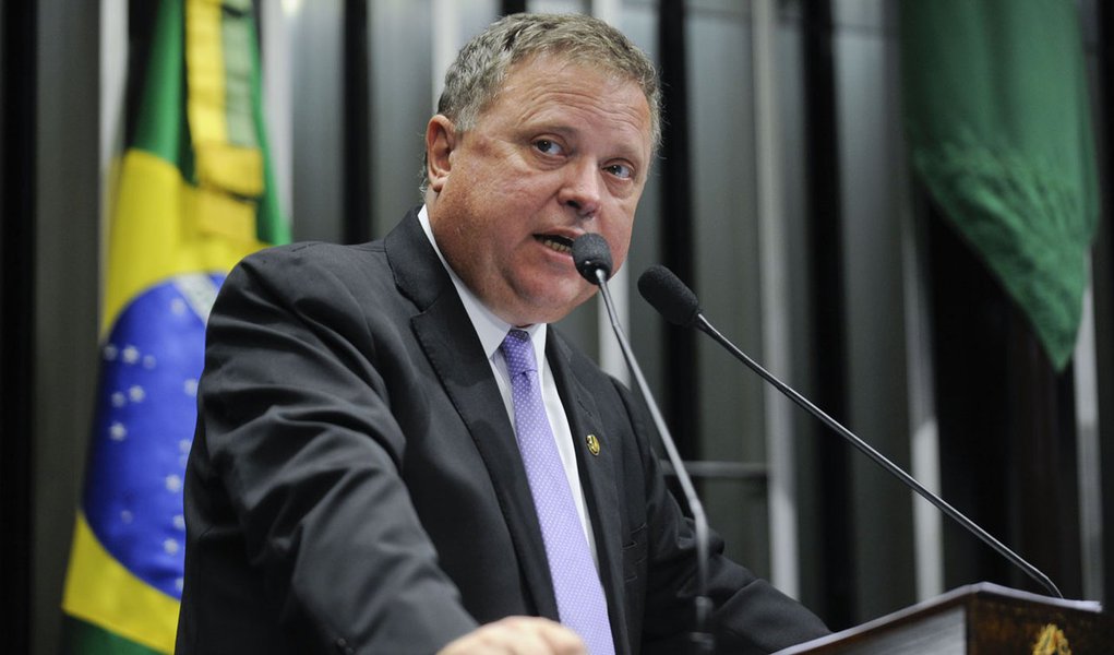 Senador Blairo Maggi (PSDB-MT) relata sua participação, juntamente com a presidente da República, Dilma Rousseff, na cerimônia de abertura da colheita da safra nacional 2013/2014, ocorrida na cidade de Lucas do Rio Verde, em Mato Grosso (Foto: Giuliana Miranda) Senador Blairo Maggi (PSDB-MT) relata sua participação, juntamente com a presidente da República, Dilma Rousseff, na cerimônia de abertura da colheita da safra nacional 2013/2014, ocorrida na cidade de Lucas do Rio Verde, em Mato Grosso