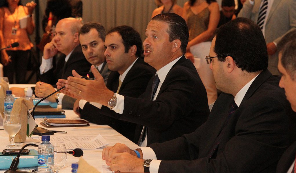 Campos volta a criticar política econômica Campos volta a criticar política econômica