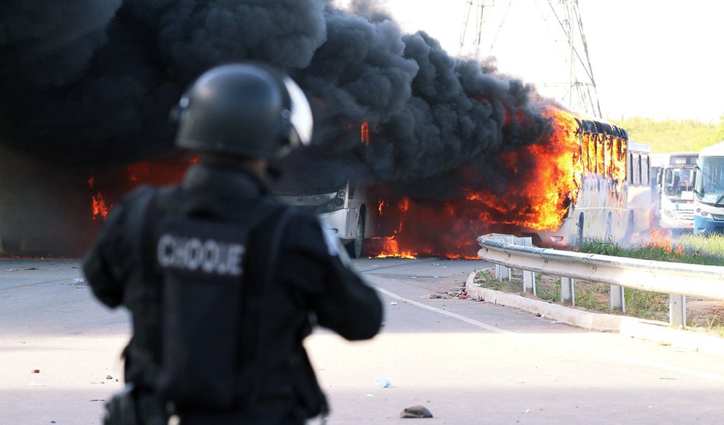 Sintepav-PE acusa grupo ligado ao PSTU de provocar tumulto na refinaria (Foto: Guga Matos/JC Imagem/Folhapress) Sintepav-PE acusa grupo ligado ao PSTU de provocar tumulto na refinaria