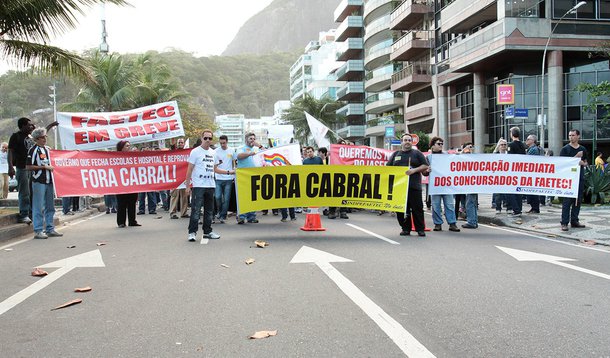 RIO DE JANEIRO, RJ - 19.08.2013: PROTESTO/PROFESSORES/RJ - Professores durante protesto na esquina da rua onde fica a casa do governador Sérgio Cabral, no Leblon, na zona sul do Rio, nesta segunda-feira (19). A avenida Delfim Moreira foi interditada pelo (Foto: Valter Lima) RIO DE JANEIRO, RJ - 19.08.2013: PROTESTO/PROFESSORES/RJ - Professores durante protesto na esquina da rua onde fica a casa do governador Sérgio Cabral, no Leblon, na zona sul do Rio, nesta segunda-feira (19). A avenida Delfim Moreira foi interditada pelo
